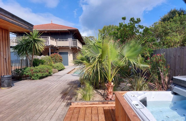 4* wooden house near ocean beaches, swimming pool, spa, private parking and courtyards