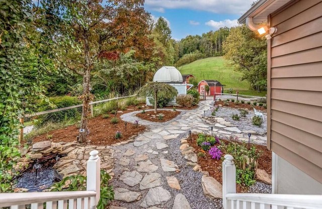 40 Acres w/Waterfalls, Vineyard, Stream, 5 bedroom