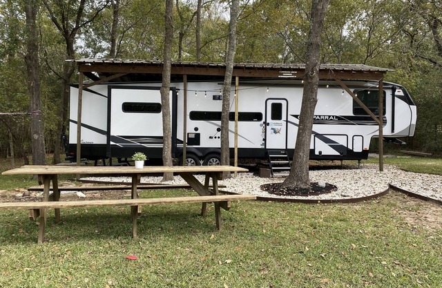 43ft Chic & Cozy RV in country w/pool+spa in Lake Conroe/Willis