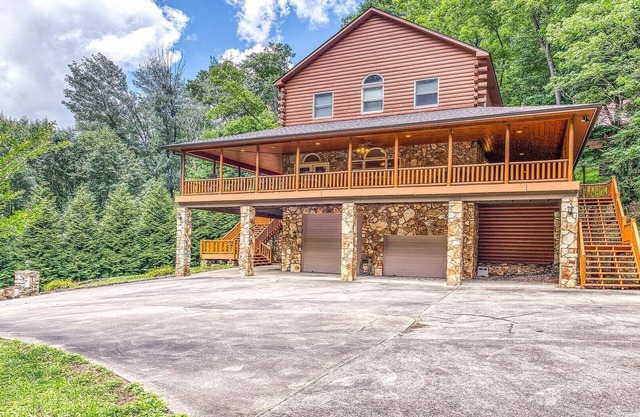 44 Gathering Place (Hot Tub) 44 Golf View Rd: 6 BR, 4.5 BA Cabin/Bungalow in Maggie Valley, Sleeps 14