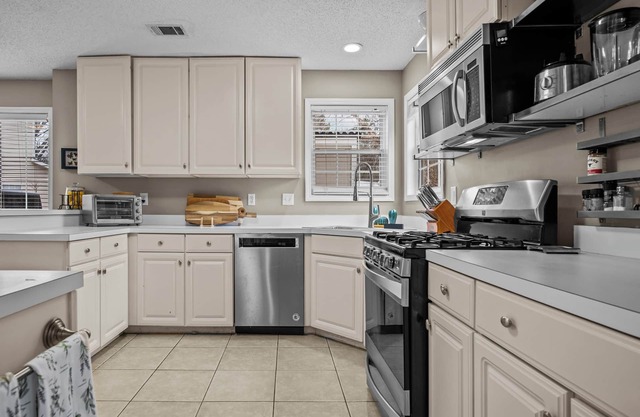 4BD Creekside Getaway - 2KG Beds, Sunporch, Firepit & Furnished Comfort!