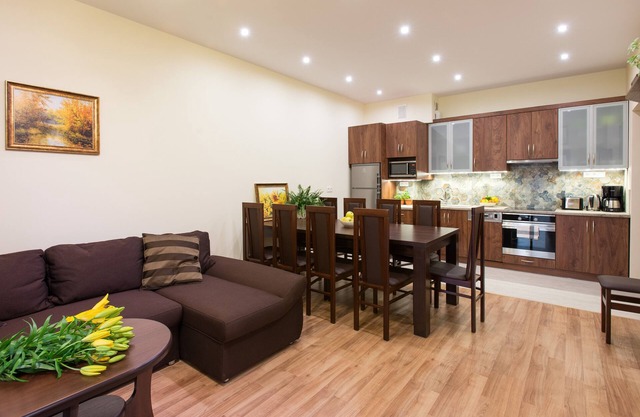 4bdr 2bth Vanilla 5 Apartment, 5min to Main Square