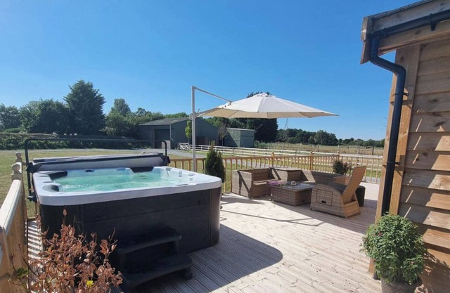 4Bed Lodge Sleeps8-Pet Friendly-Hot Tub-Log Burner