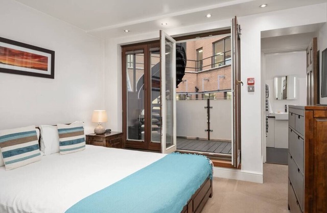 4BG 1BR sleeps 4 Balcony Air Con