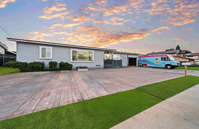 4BR/2Bth Hot Tub, King Bed, 80" TV, Gated Yard, Ranch