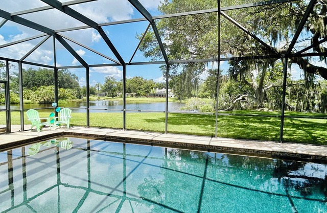 4BR/3.5 bath home, heated pool, game room, central SRQ-7 mil to Siesta Key Beach