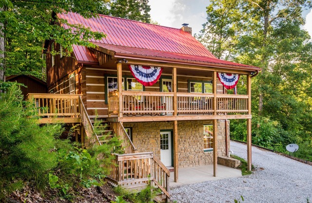 4BR, 3BA Log Cabin