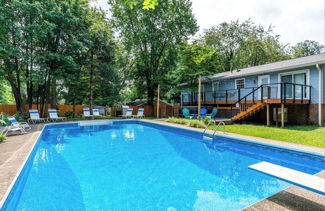 4BR 3bath 9 beds! Pool, hot tub, movie room, basketball court, oasis in LEX