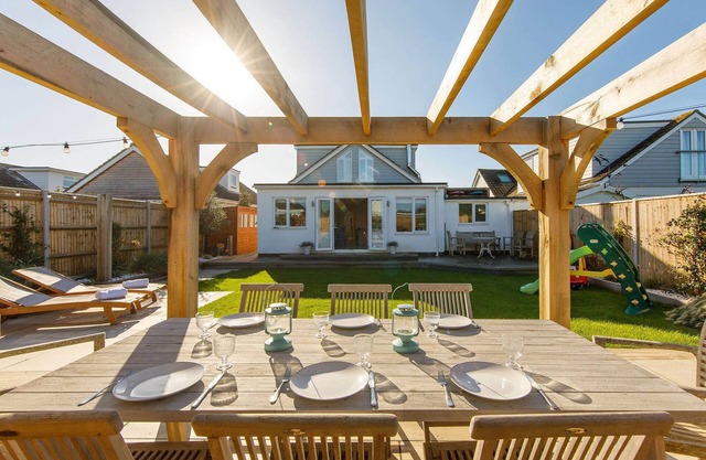 4BR Beach House sleeps 10 - 5 mins walk to the Sea