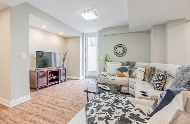 4BR Bungalow by LAKE in Port Credit, Miss near GO TRAIN and Toronto Airport