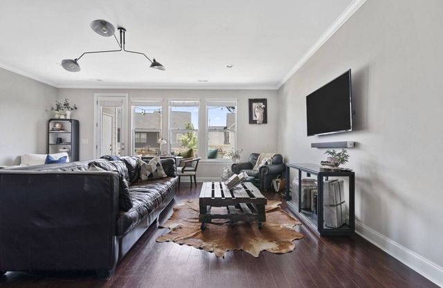 4BR+Family & Group Friendly+ 5 min to Uptown