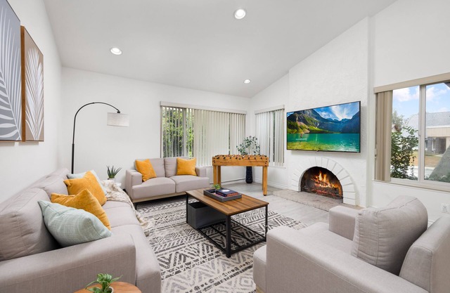 4BR FUN Pool Villa Near Disneyland - Family/Kid Friendly - Sleeps 10