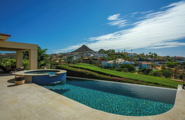 4BR Luxury Villa and Beach Club Access