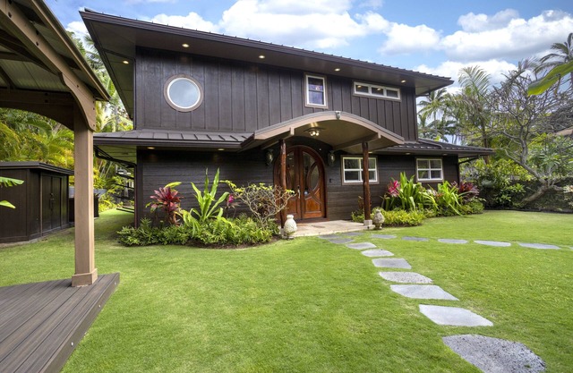 4BR Mokulua Seaside w/ Private Studio, Steps to the Beach