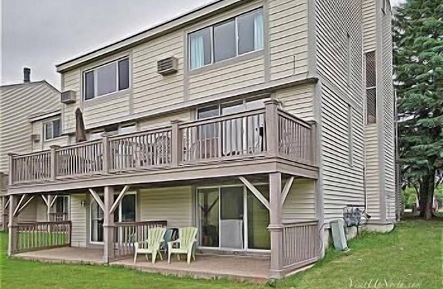 4brm 4 ba in Leelanau County. Air, Heated Pool, 5 miles to Lk Michigan Beach