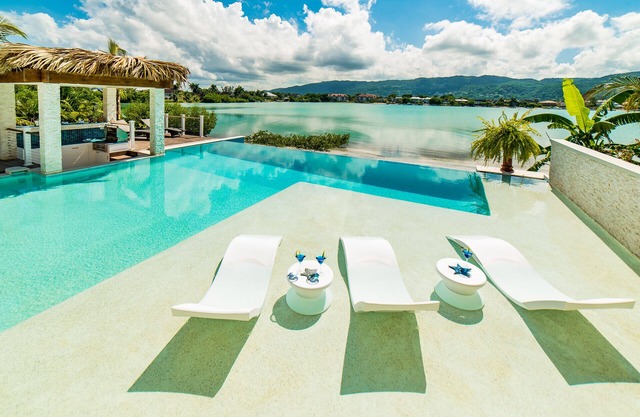 5 BDR LUX MODERN BEACHFRONT VILLA PRIVATE INFINITY POOL & OCEAN VIEWS STAFF