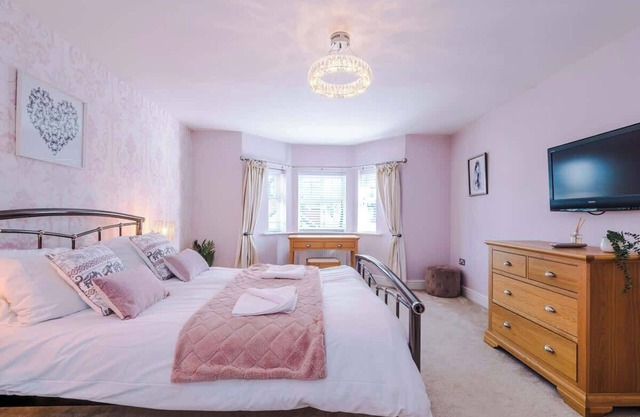 5 bed Luxury Retreat with Spacious Living Spaces