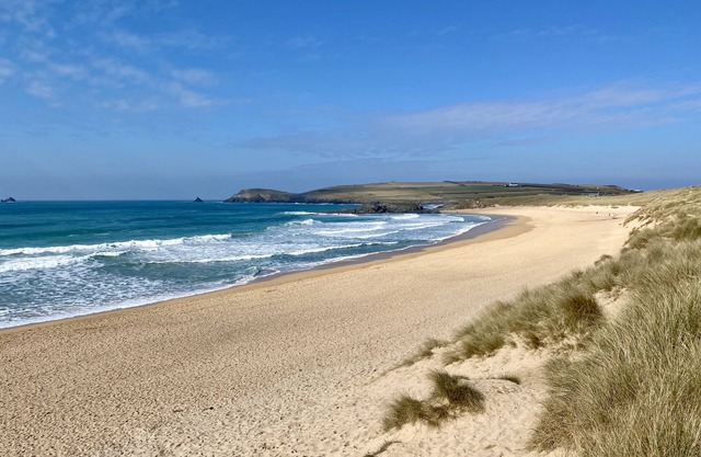 5 bed, 3 bath detached holiday home close to Constantine Bay beach with parking