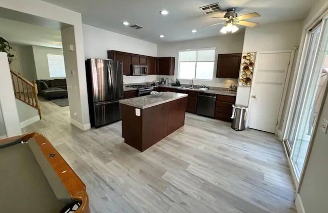 5 bed 3 full bath, Huge Pool, Billiards Table. Only 8 miles from the Strip