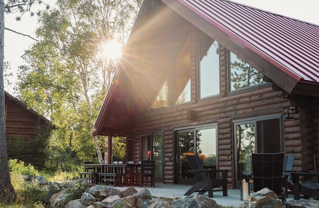 5-bed 5.5 bath cabin on LAKE VERMILION with AC, WiFi, Beach, Sauna, Pickle Ball