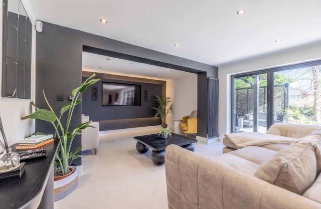 5-Bed Home Near Windsor w/Garden & Parking