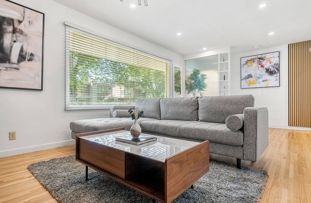 5 bed Luxury Home: Steps to DT, River & Hospital