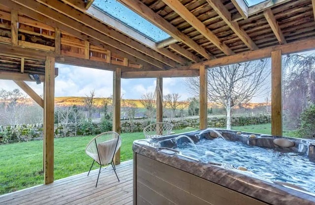 5-bed Retreat, Sleeps 12 in Harrogate With Hot Tub