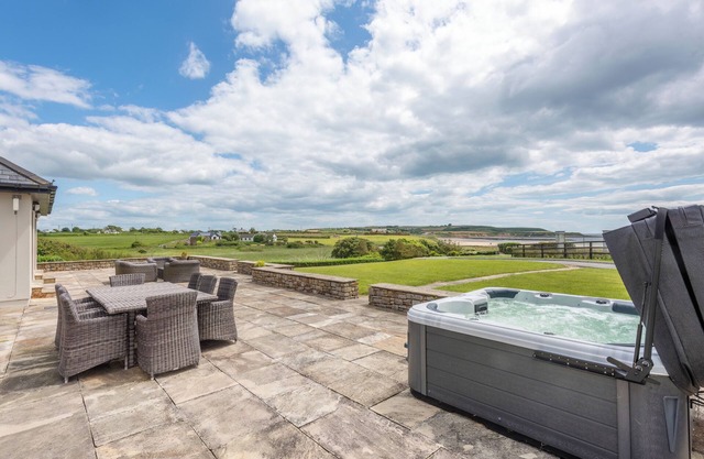 5 Bed Villa - Sleeps 10 - Hot Tub - Country Views