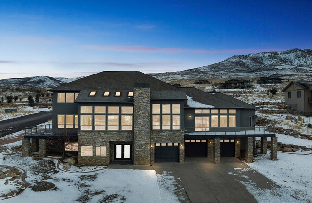 5 Bedroom, 4 Bath Beautifully Decorated Ski House