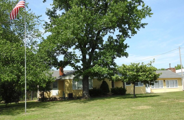 5 Bedroom, 5.5 Bath, Sleeps 20+ Ranch Style Home