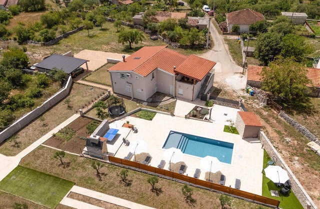 5 bedroom amazing home in Bogatic