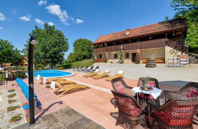 5 bedroom awesome home in Novi Marof