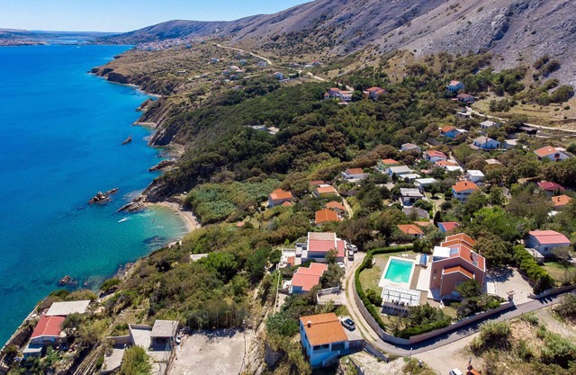 5 bedroom awesome home in Pag