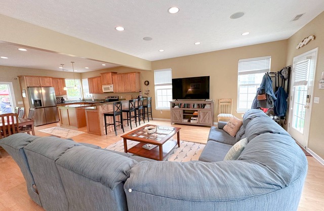 5 Bedroom Beach House in Old Homestead