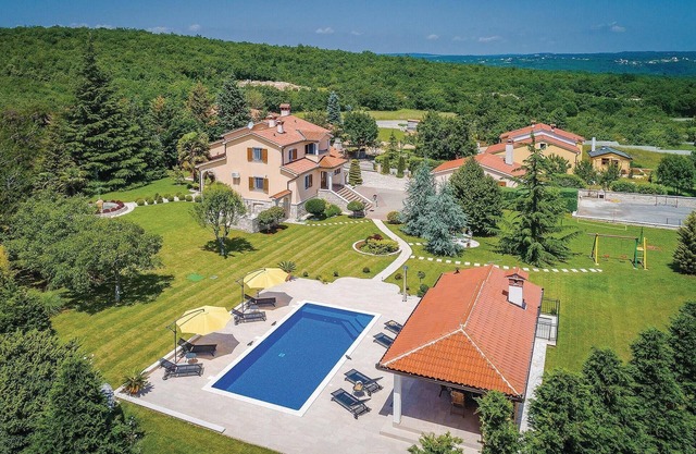 5 bedroom beautiful home in Labin