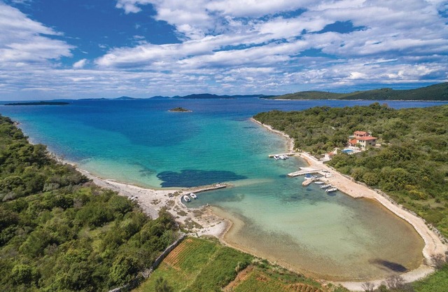 5 bedroom gorgeous home in Verunic