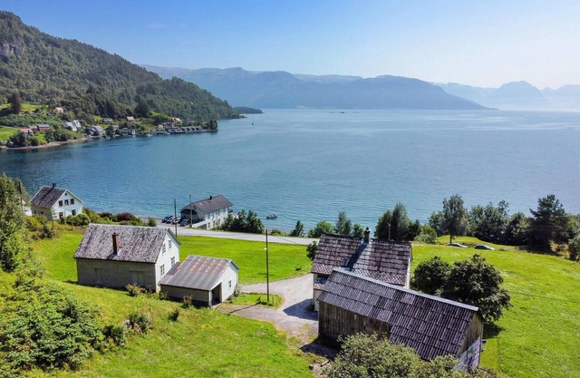 5 bedroom gorgeous home in Strandebarm