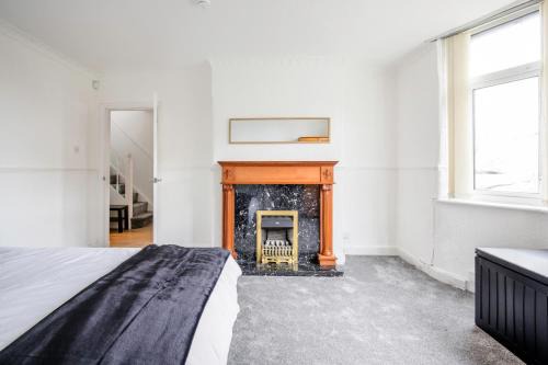 5-bedroom home in trendy Dibsbury area Manchester with parking