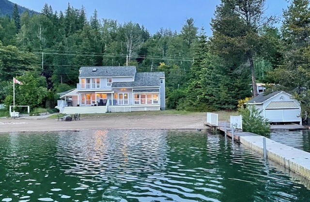 5 Bedroom Lakefront Home w/Sauna & Office - 40 minutes to Whitewater