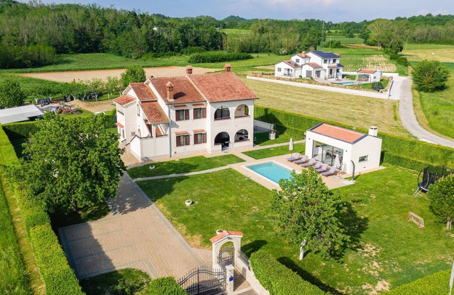 5 bedroom nice home in Karojba