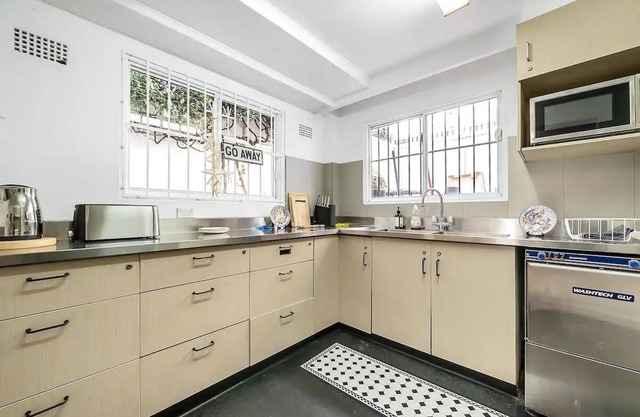 5 Bedroom Victorian Terrace Minutes to Everything