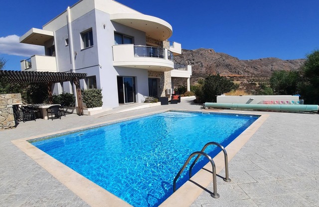 5-bedroom villa with heated pool, sea and mountain views, 5 minutes from the center of town