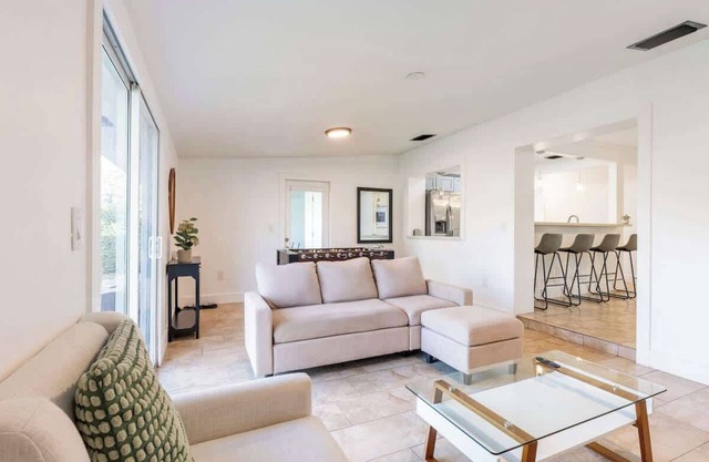 5 Bedrooms, Bonfire, Foosball, 18 min from MIA