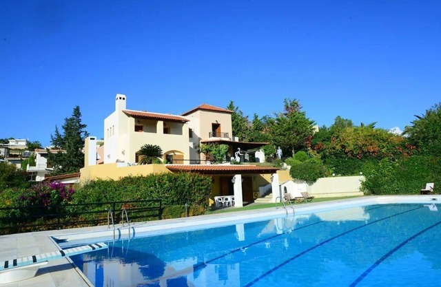 5 bedrooms (shared pool with 1 house)