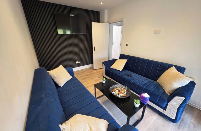 5 Beds, 7 guests, Private Garden, Free Parking