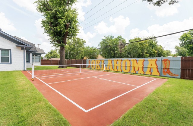 5 Beds Downtown OKC with Pickleball Court, Fire Pit, Hot Tub, Game Lounge