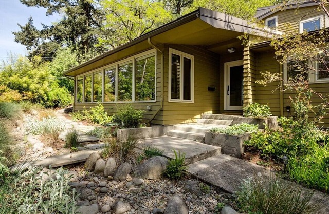 5 blocks to UO & Hayward Field- Gorgeous Rarely Rented Exeutive Home