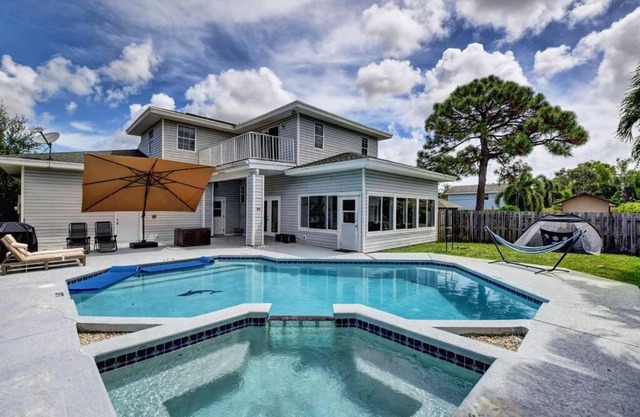 5 BR Mansion with Pool and non-heated Jacuzzi Games in Boynton Beach