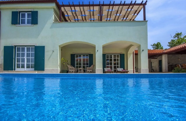 5 * Charming villa with large heated pool, 2 tennis courts, jaccuzzi