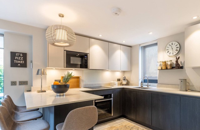 5 CLOUGH COTTAGES, family friendly, with a garden in Hurst Green